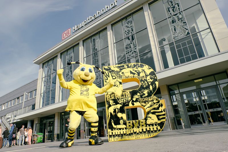 Borussia Dortmund BVB Pokalfinale 2016 Maskottchen EMMA vor dem Hauptbahnhof Dortmund für Reise nach Berlin