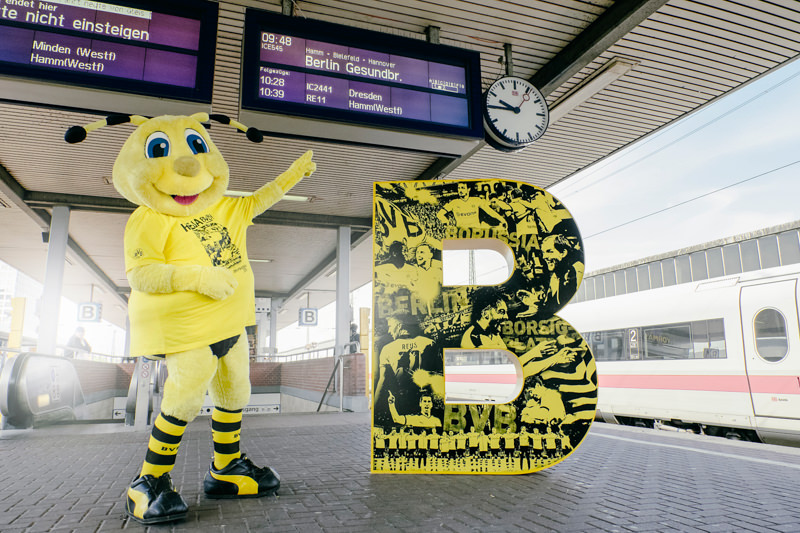 Borussia Dortmund BVB Pokalfinale 2016 Maskottchen EMMA am Hauptbahnhof Dortmund auf dem Bahnsteig für Reise nach Berlin