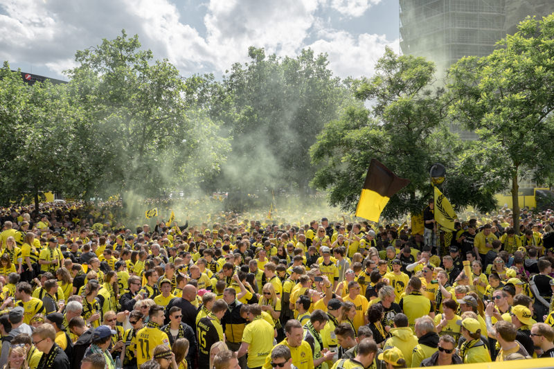 Borussia Dortmund BVB Pokalfinale 2015 Fans mit Bengalos auf dem Breitscheidtplatz