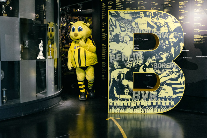 Borussia Dortmund BVB Pokalfinale 2016 Maskottchen EMMA im Borusseum für Reise nach Berlin