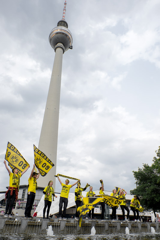 Borussia Dortmund BVB Pokalfinale 2015 Berlin Fans vor dem Alexander Fernsehturm