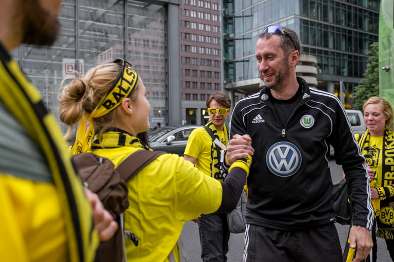 Borussia Dortmund BVB Pokalfinale 2015 Berlin Fans mit Spieler vom VFL Wolfsburg