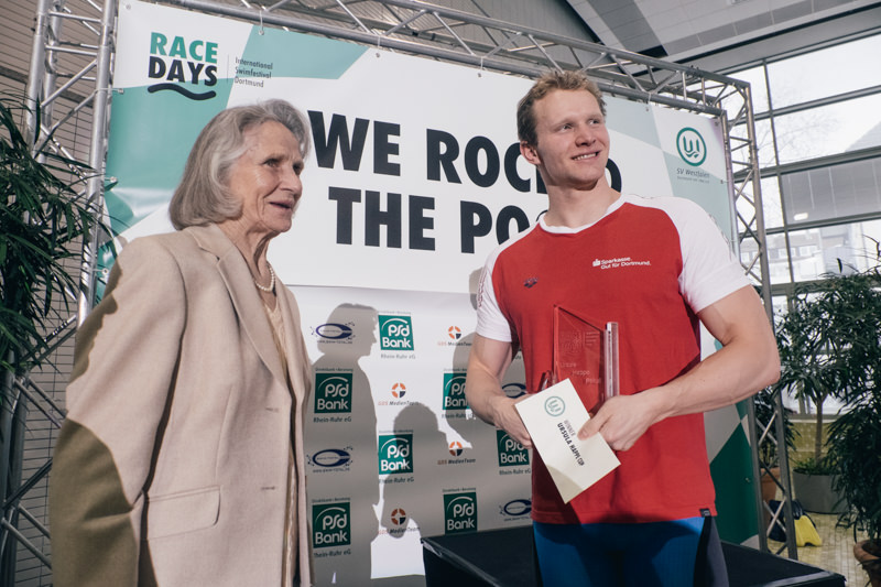 Olympiasiegerin Ursula Happe übergibt Pokal bei den Swim Race Days Schwimmwettkampf im Südbad Dortmund